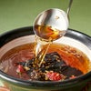 特性つゆで味付けした基本の一番だしに、なつめ、八角、クコの実などの和漢素材を加えて作る本格的「薬膳出汁」