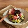 マグロとアボガドの和え物に（おにぎり塩昆布ごま入り）