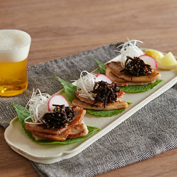 豚バラの荏胡麻のせ（おにぎり塩昆布 ごま入り）
